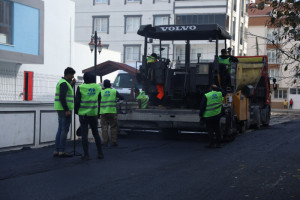 Sıcak Asfalt ve Kilit Taş Yol Çalışmaları Devam Ediyor
